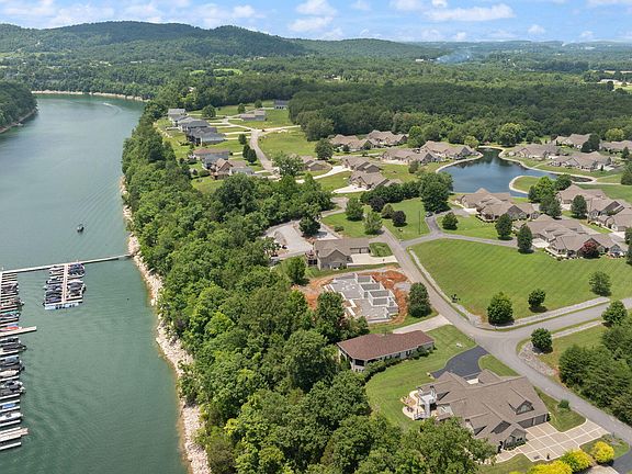 2nd image of 373 Chateau Pl