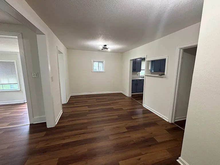1102 S Millwood Ave — Photo 6
