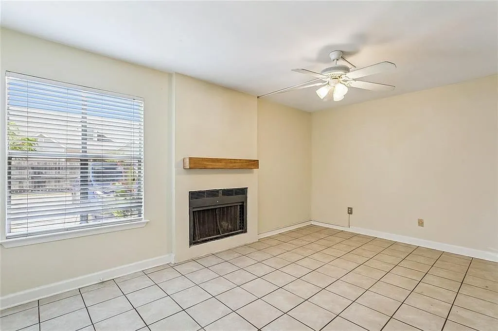 2 bed, 1.5 bath, 1100 sqft, $1,300 — Photo 3