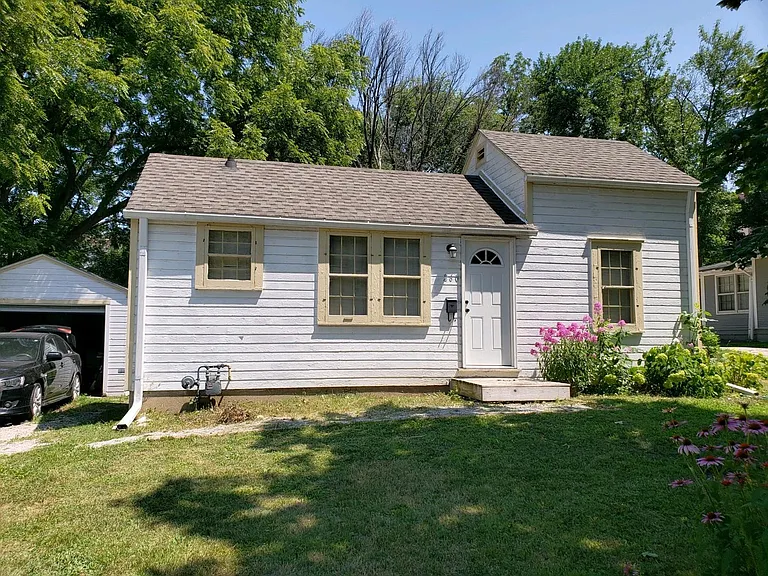 260 Campus Ave — Photo 1