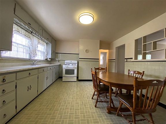 3rd image of 720 E Zaun Ave