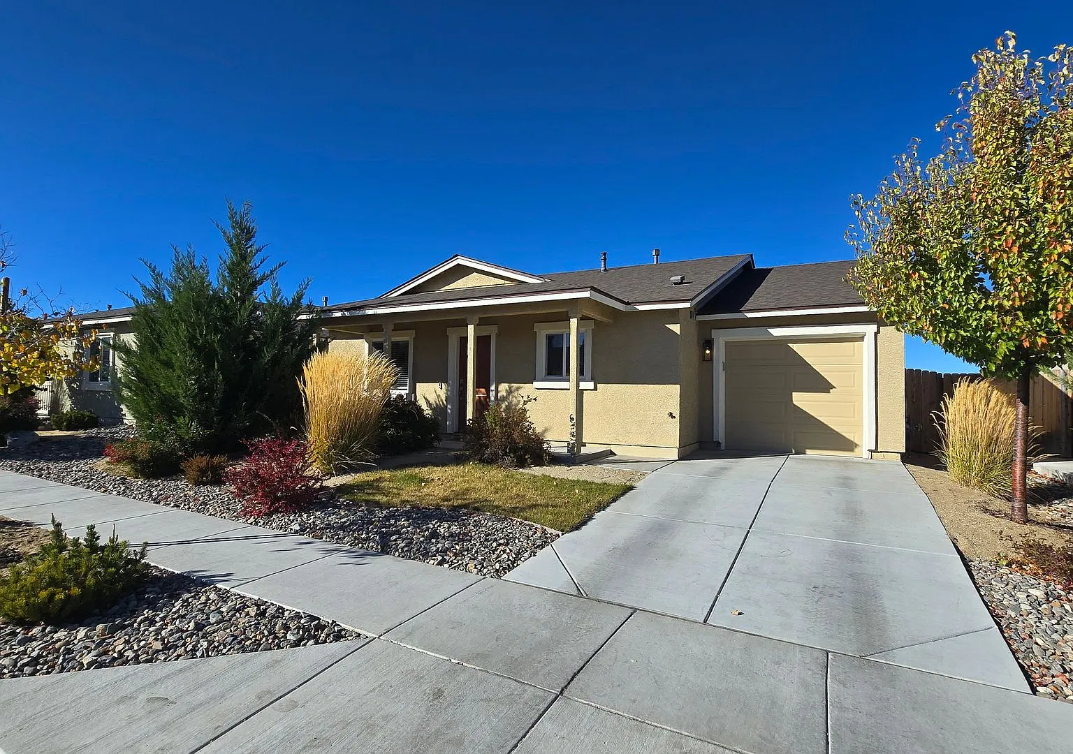 Almost new single-story home — Photo 1