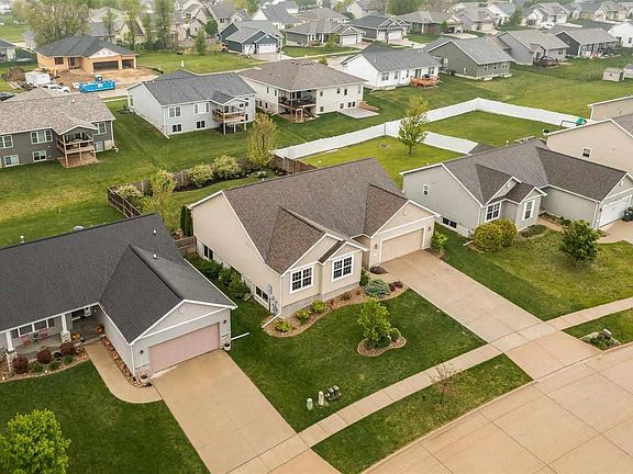 2nd image of 1202 Amelia Dr
