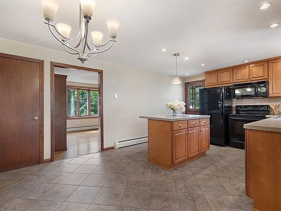4th image of 8 Beechwood Dr