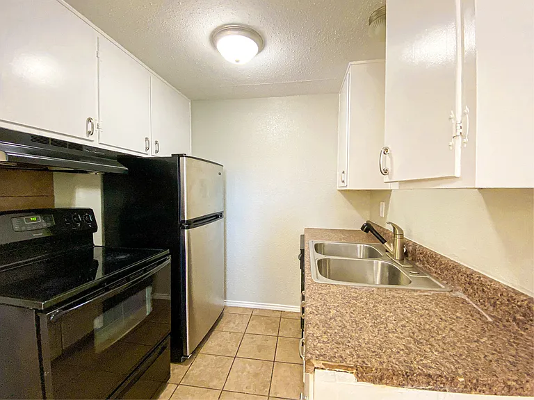 410 E 6th St #5 — Photo 2