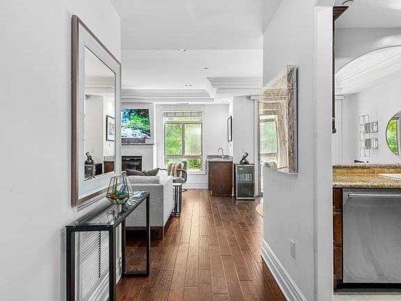 4th image of 11582 Moorpark St Unit 104