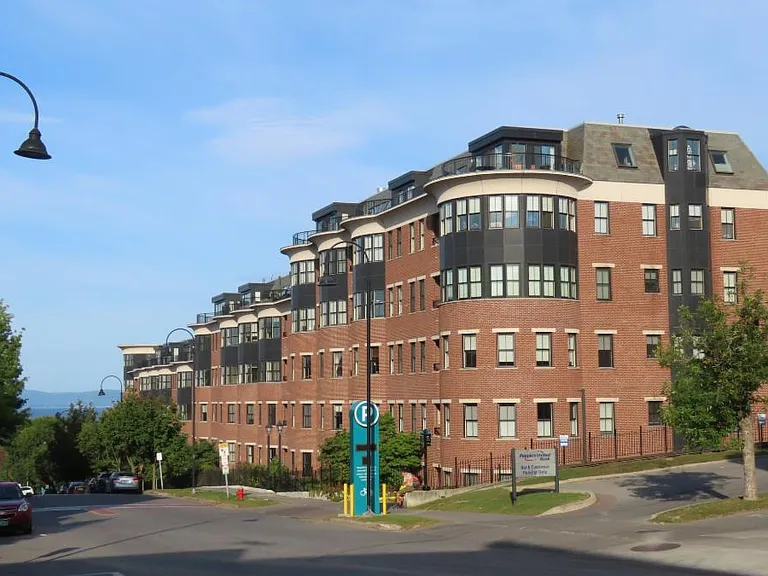 40 College St — Photo 1