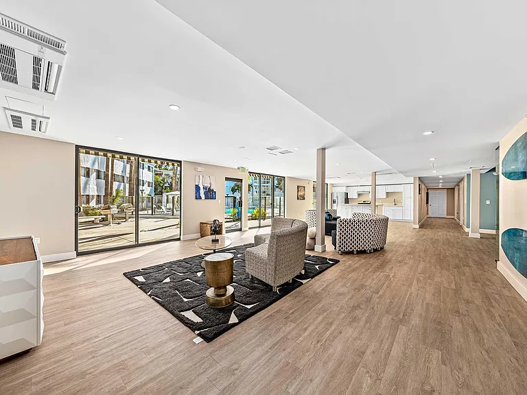 Summerview Beach Resort Luxury Apartments — Photo 21