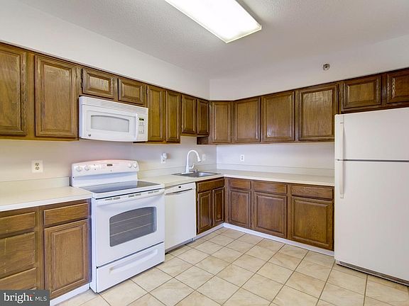 5th image of 3713 S George Mason Dr APT 1601W