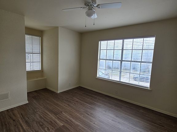 5th image of 638 Woodhaven Pl