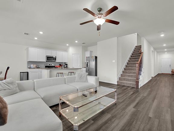 4th image of 702 Pearl Way