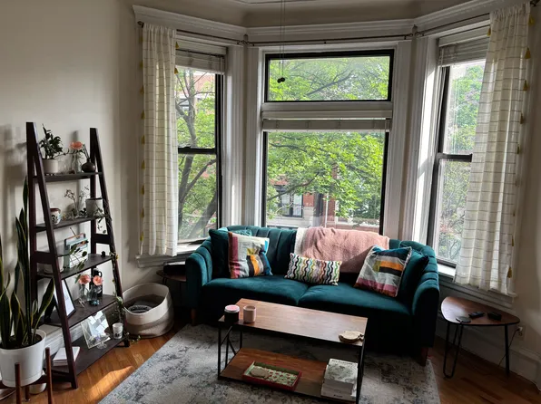 907 W Fletcher St APT 2, Chicago, IL 60657