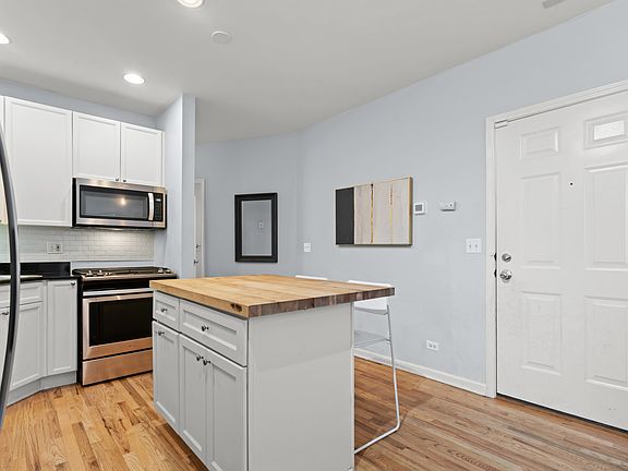 4th image of 1636 W Melrose St APT 205