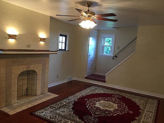 Livingroom with ornamental fireplace