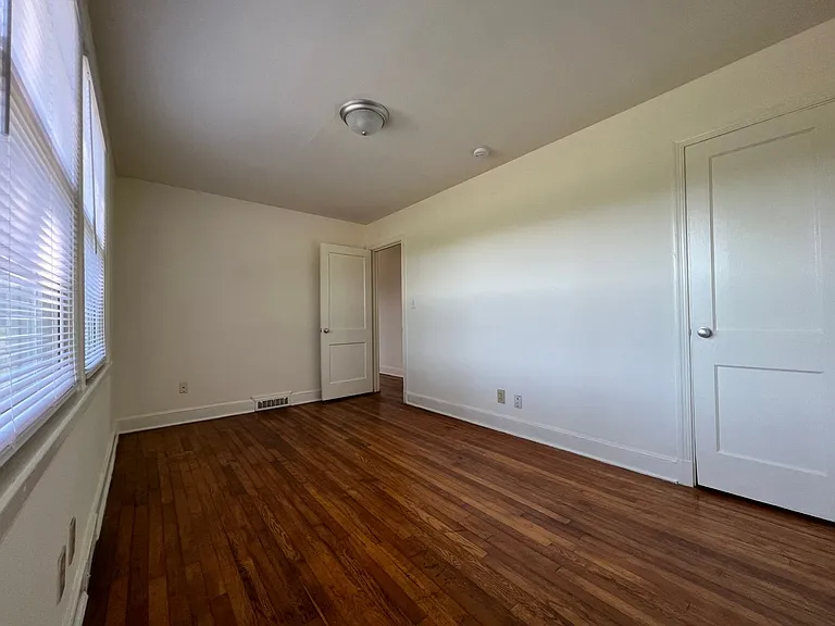 Latham Park Manor — Photo 31