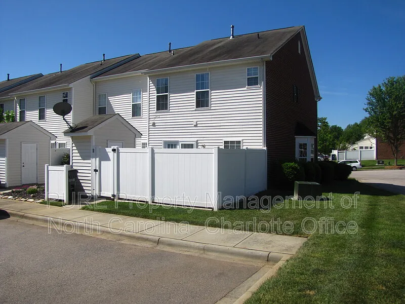 3 bed, 3.0 bath, 1450 sqft, $1,799 — Photo 3