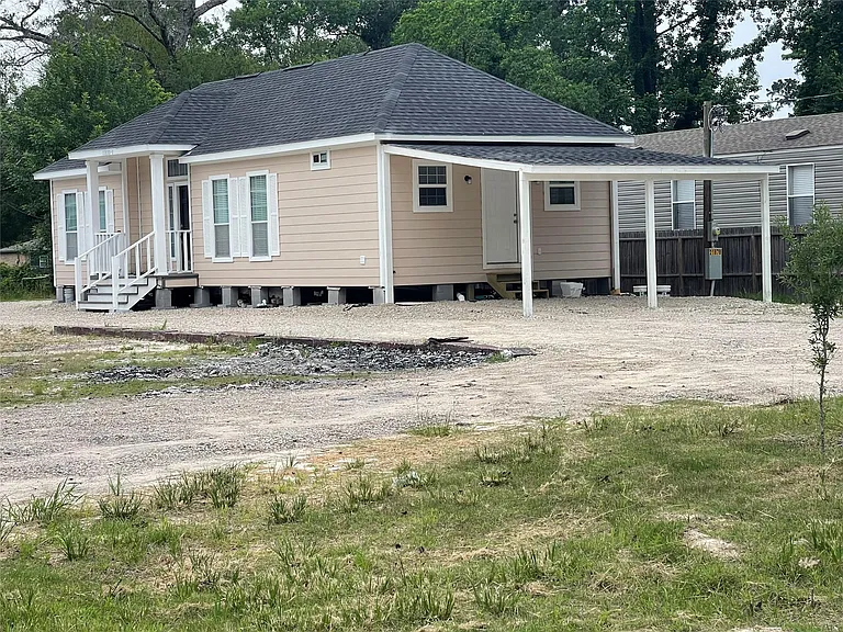 21878 Russell Dr — Photo 1