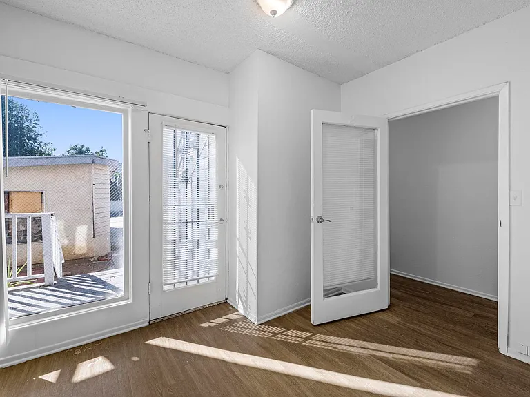 2335 Portland St — Photo 17