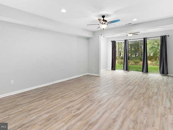 4th image of 35727 Coleman Avenue #10