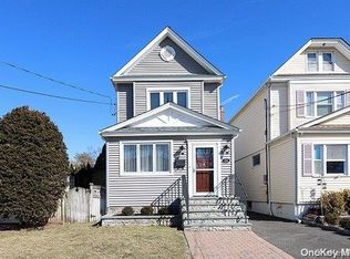 214 Beebe Rd, Mineola, NY 11501