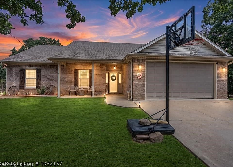 1st image of 422 Hidden Oaks Rd