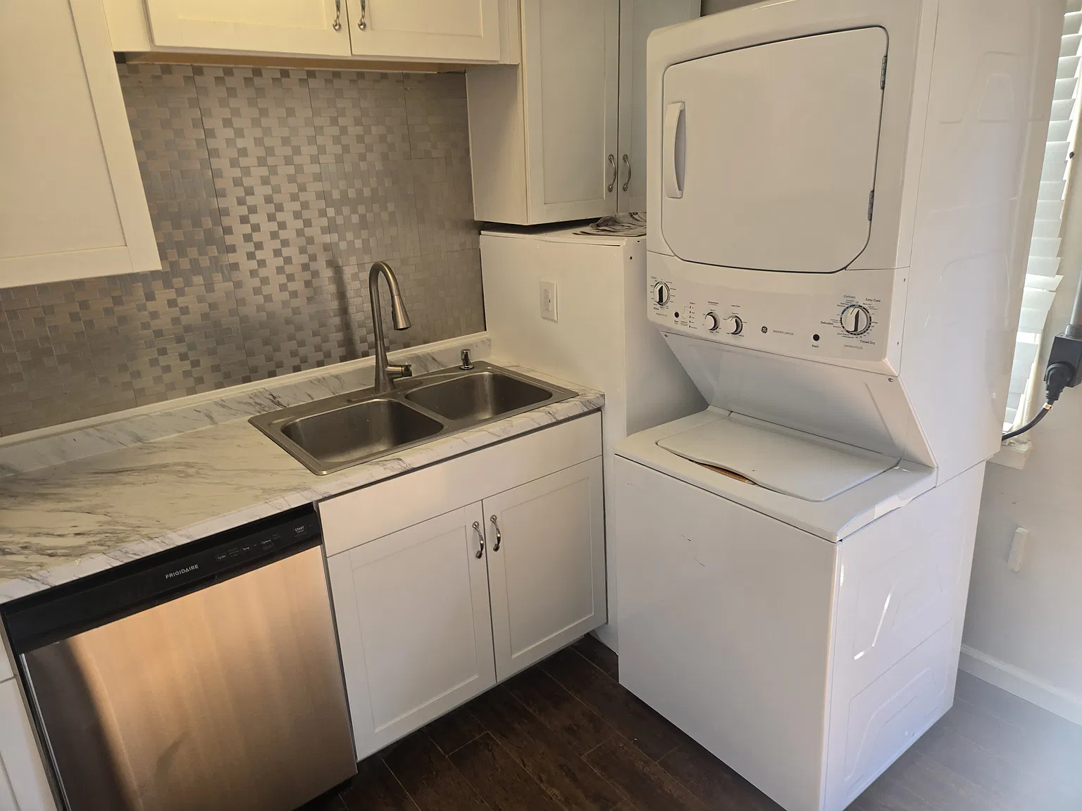 300 Sunnyside Dr — Photo 4