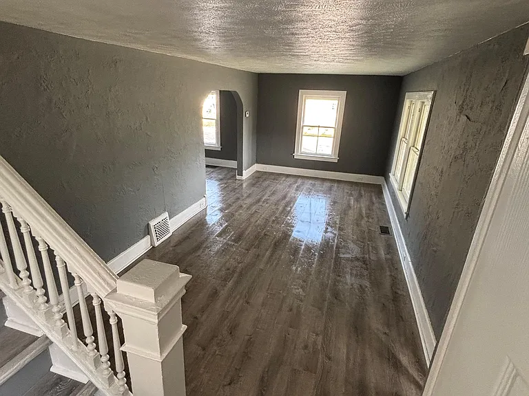 1402 Prouty Ave — Photo 1