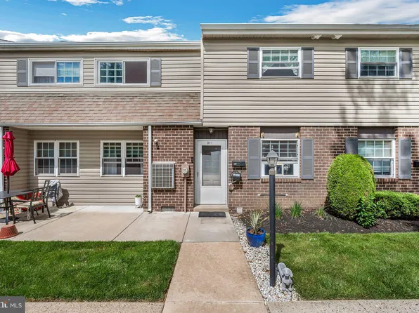 325 S Warminster Rd #D-11, Hatboro, PA 19040