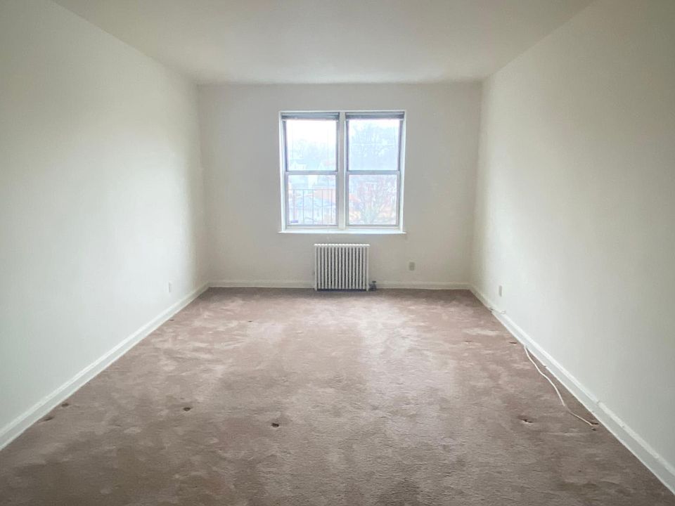 2nd image of 38 Laurel Pl APT 4H