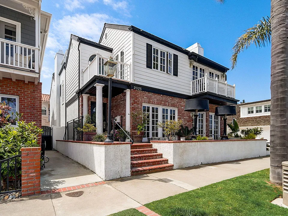 2025 E Balboa Blvd