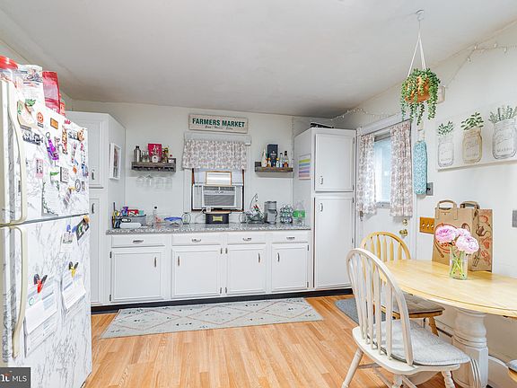 5th image of 563 Leverington Ave