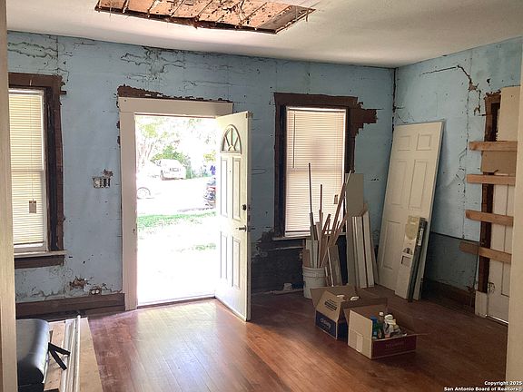 4th image of 1032 W Kings Highway