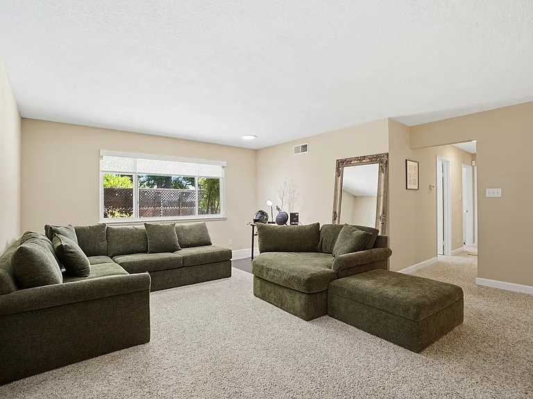4657 Brenda Cir — Photo 8