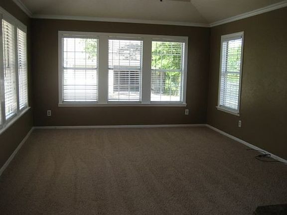 5th image of 1105 Central Dr