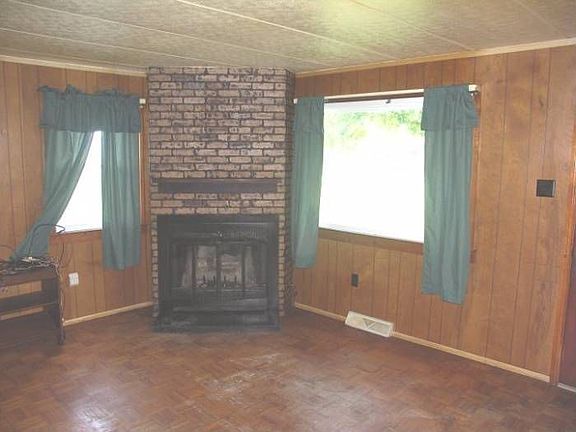 Living Room W/Gas Logs
