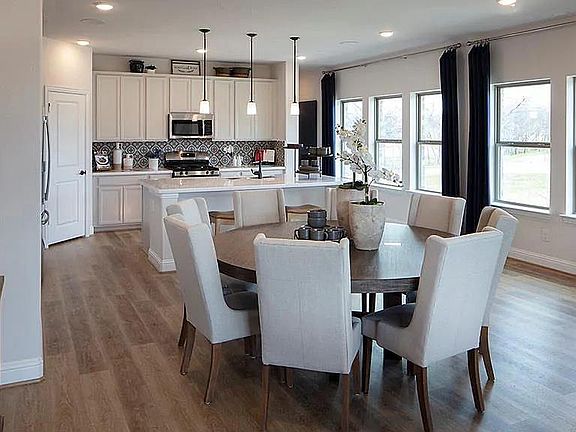 5th image of 211 Settlers Way