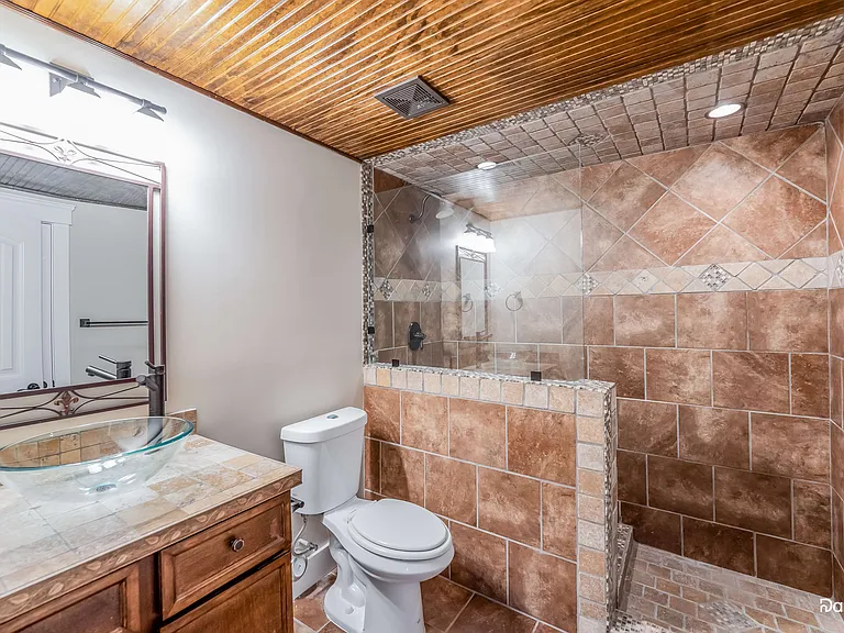 925 Clover Cir — Photo 8