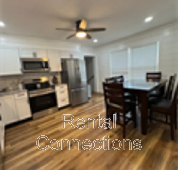 1104 W Chestnut St — Photo 8
