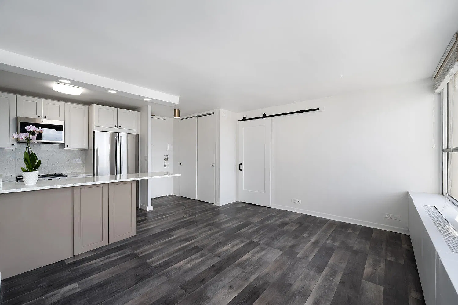 2626 N Lakeview Ave — Photo 3