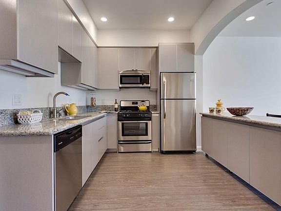 5th image of 610 Levering Ave #204
