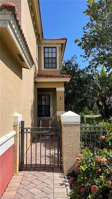 4 bed, 2.5 bath, 1970 sqft, $2,700 — Photo 3