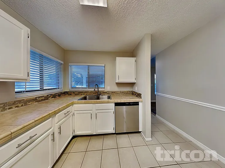 419 E Springtree Way — Photo 5