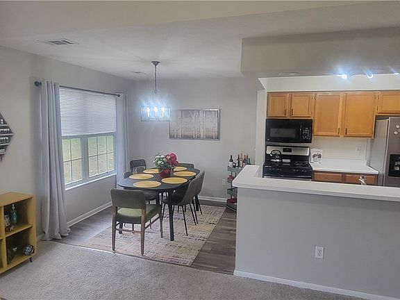 5th image of 53 Woodbury Ln #41
