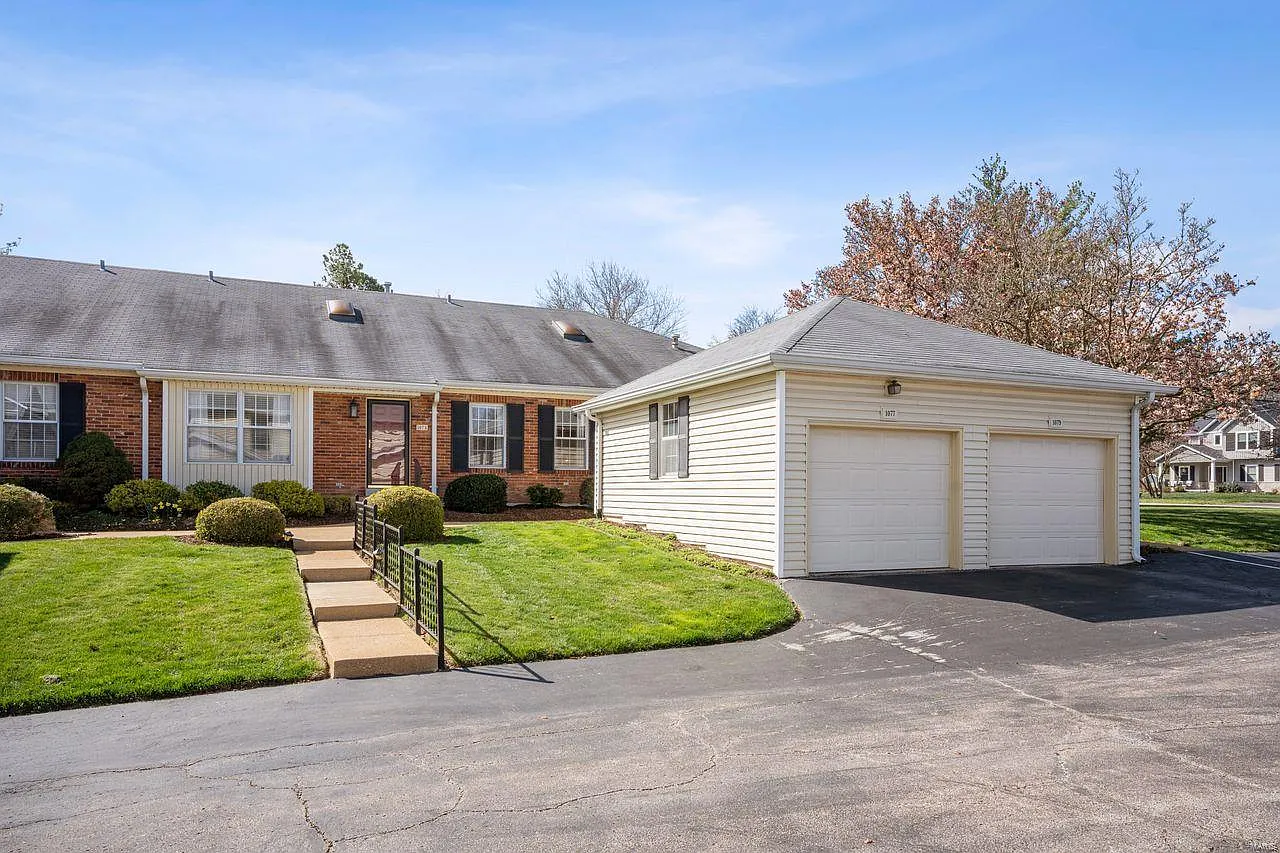1077 Brooksgate Manor Dr photo 1