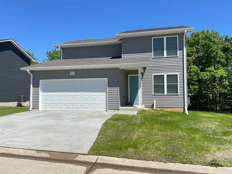 201 Equestrian Dr — Photo 3