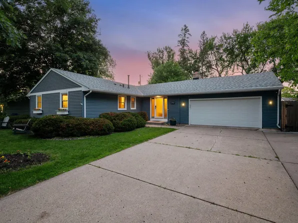 4704 W 70th St, Edina, MN 55435
