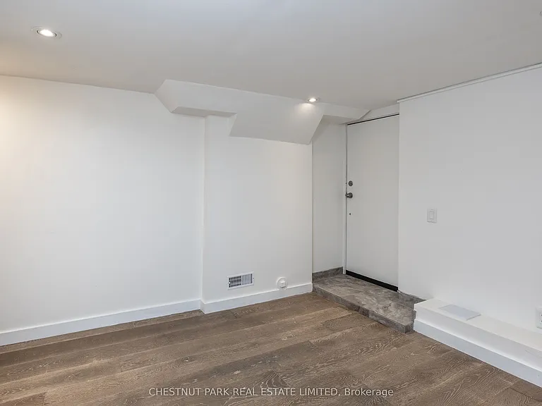 1654 Gerrard St E — Photo 18