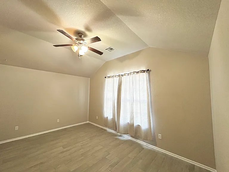 1920 E View Dr — Photo 4