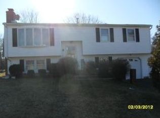 8 Pilgrim Ln, Meriden, CT 06451