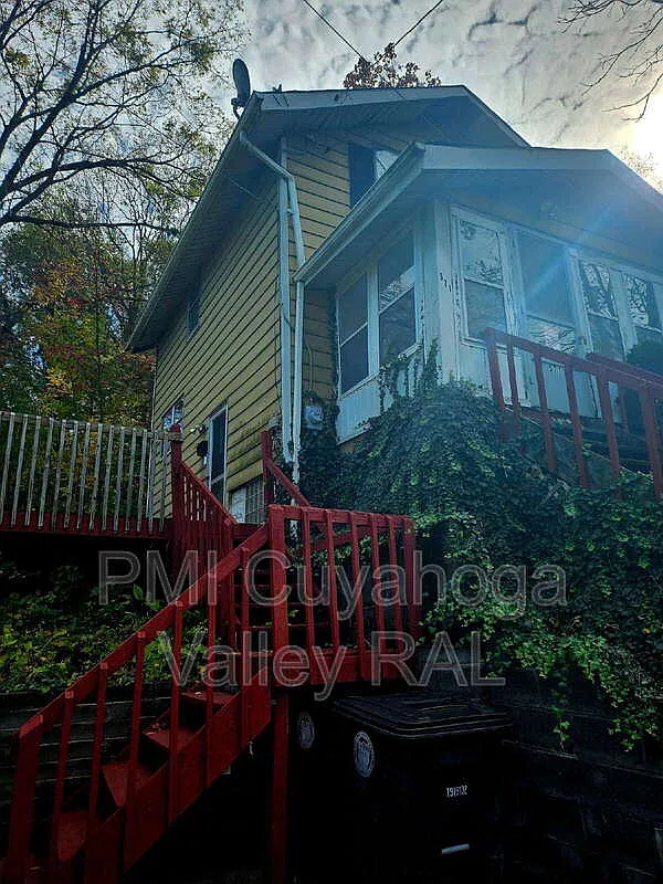 2 bed, 1.0 bath, 720 sqft, $1,095 — Photo 2